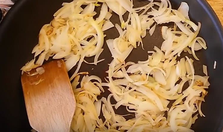 Friggere la cipolla fino a doratura.