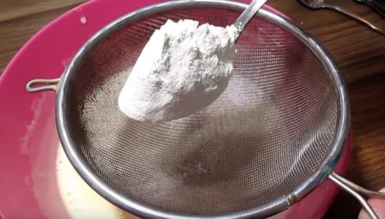 Пресейте брашното и омесете тестото.