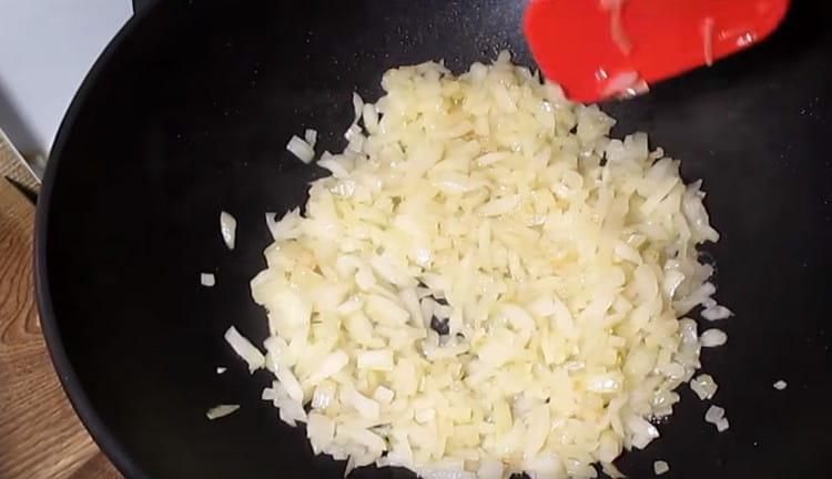 Friggere la cipolla fino a quando diventa trasparente in una padella.