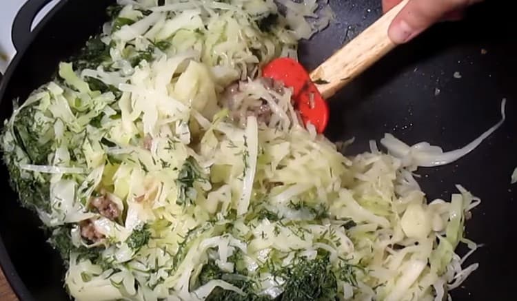 Προσθέστε λάχανο στο κρέας δύναμης στο τηγάνι.