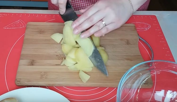 نقطع البطاطس إلى شرائح صغيرة.