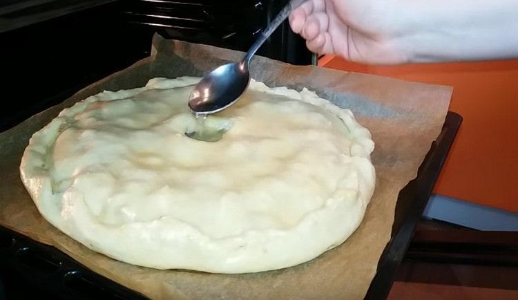 Κατά τη διάρκεια του ψησίματος, μπορείτε να προσθέσετε 2 κουταλιές της σούπας νερό στην τρύπα στην πίτα.