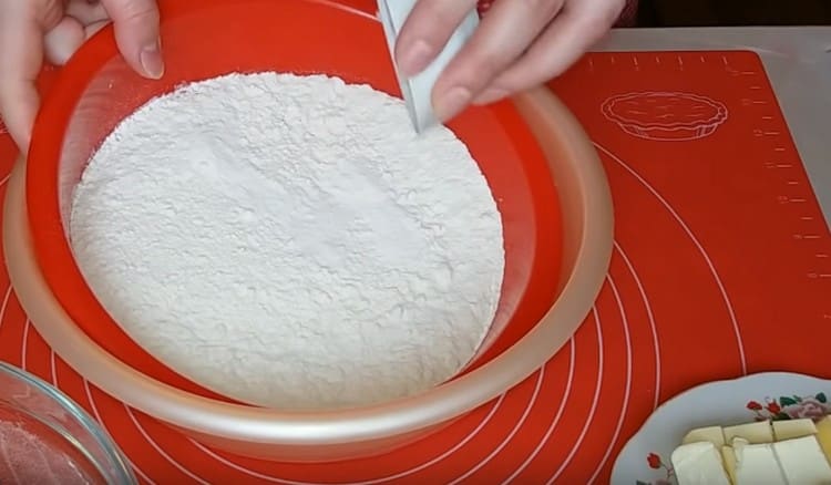 Пресейте брашното, добавете сол и бакпулвер.