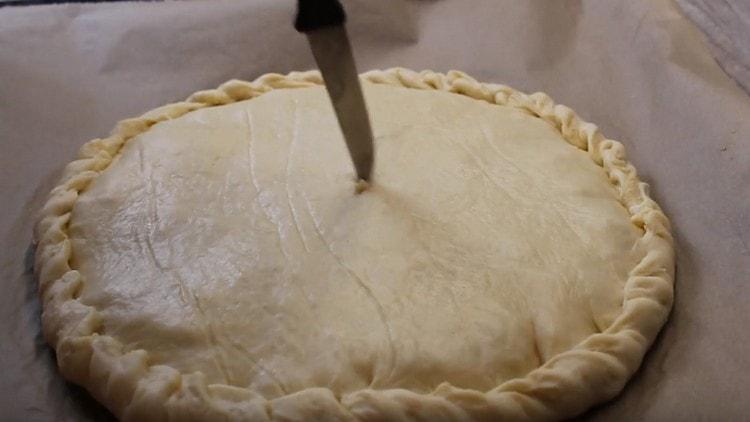 Fai un piccolo foro al centro della torta per far fuoriuscire il vapore.