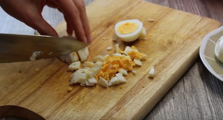 Schiaccia le uova sode.