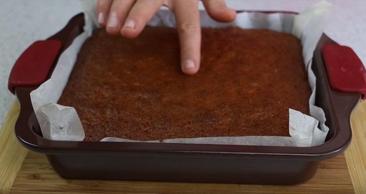 Valmiiksi kakku saa rikkaan ruskean värin.