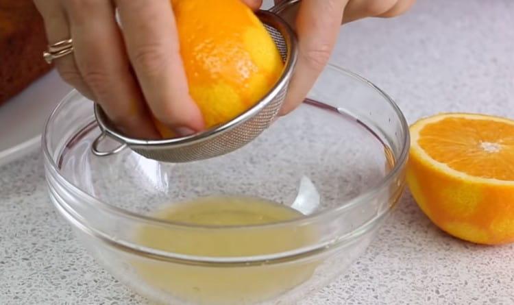 За да приготвите глазурата, се нуждаете от сока на половин портокал.