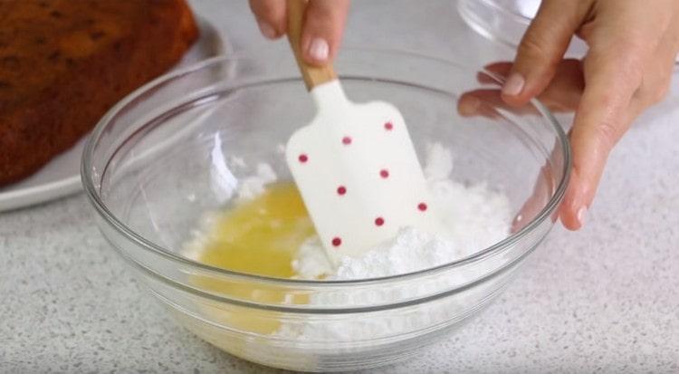 Ανακατέψτε το χυμό με ζάχαρη σε σκόνη, προσαρμόζοντας την πυκνότητα του γυαλιού.