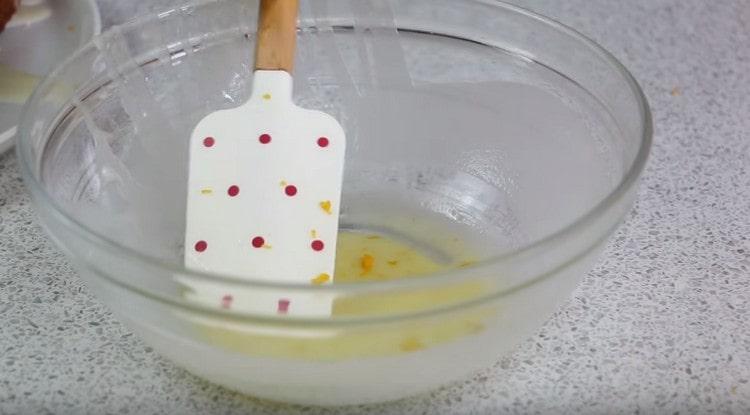 Αφήστε κατά μέρος μερικές κουταλιές της σούπας, προσθέστε μια μικρή όρεξη σε αυτό, ώστε να γίνει κίτρινο.