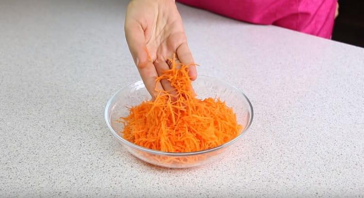 Натрийте моркови на ситно ренде.