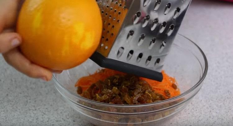 Добавете стафидите към настърганите моркови и разтрийте кората на портокал към тях.