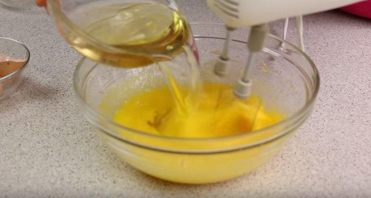 Aggiungi olio vegetale alla massa di uova.