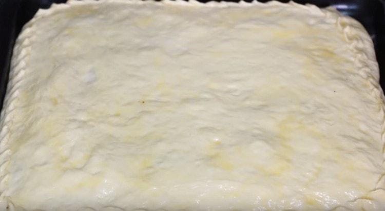 Vor dem Einschicken in den Ofen muss der Kuchen mit einem geschlagenen Ei eingefettet werden.