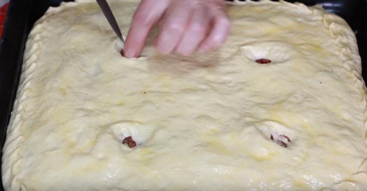 Assicurati di fare diversi fori sulla parte superiore della torta per far fuoriuscire il vapore.