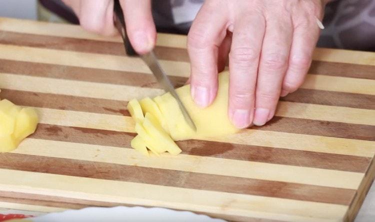 Leikkaa perunat ohuiksi nauhoiksi.