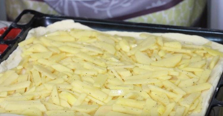 Legen Sie die Kartoffeln mit der ersten Schicht der Torte.