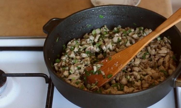Alla fine della preparazione del ripieno, salala, pepa, aggiungi le verdure.