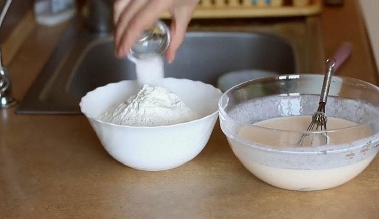 Комбинирайте брашното със сол, захар и сода.