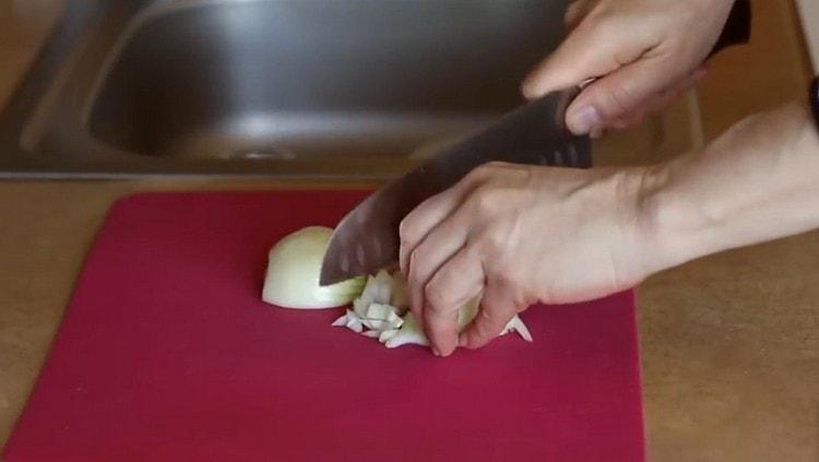 يُطحن البصل على السبورة.