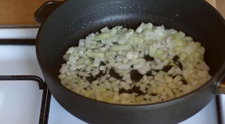 Friggere leggermente la cipolla in una padella.