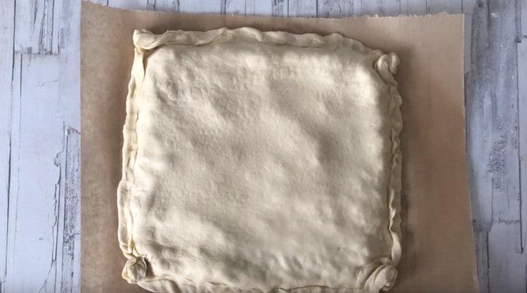 coprire il ripieno con un secondo foglio di pasta, pizzicare con cura i bordi.