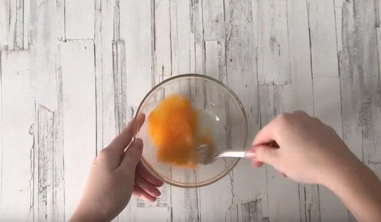 Χτυπήστε το αυγό με ένα πιρούνι.