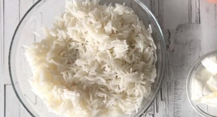 Βράζετε μέχρι βρασμένο και δροσερό ρύζι.
