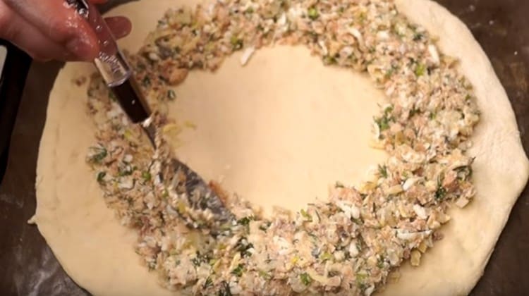 A tésztát a kör közepén elkerülve körözve terítse ki.