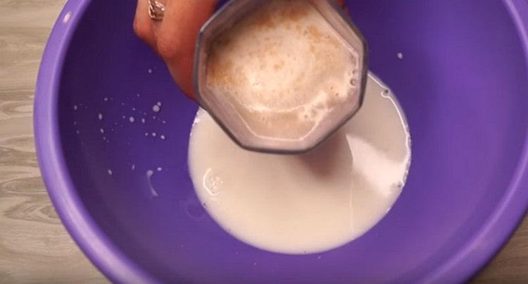 Εισάγετε τη ζύμη στο γάλα, καθώς και το φυτικό έλαιο.