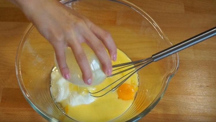 Um den Teig zuzubereiten, nehmen wir Eier, Sauerrahm und geschmolzenes Pflanzenöl.