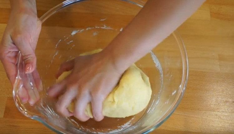 Изсипете брашното и омесете тестото.