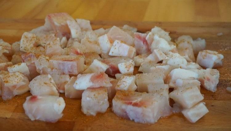 Rybí filé nakrájejte na malé kousky, sůl, pepř.