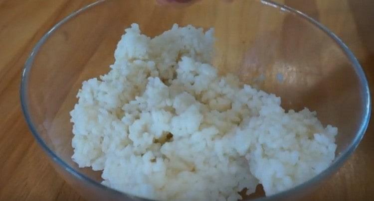 Cuocere il riso fino a cottura ultimata, raffreddare.