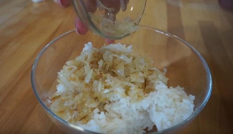 Fügen Sie die gebratene Zwiebel dem goldenen Reis hinzu.