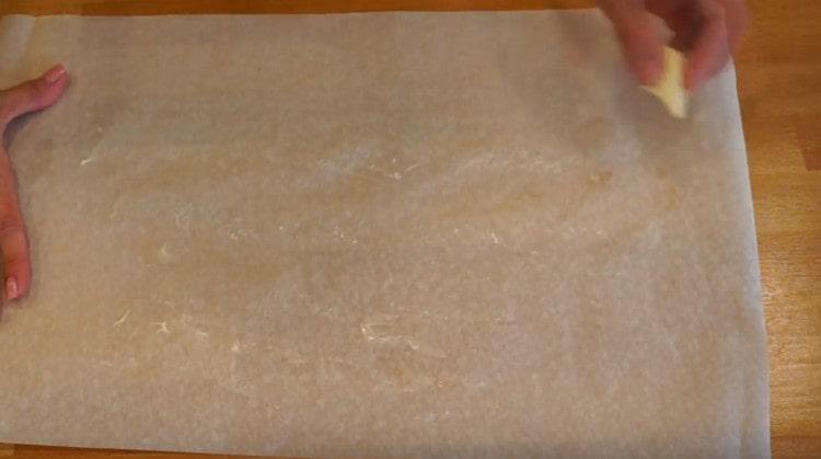 Das Backblech mit Pergament abdecken und mit Öl einfetten.