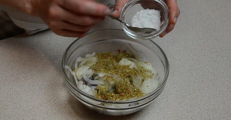 Į žuvį ir svogūną įpilkite prieskonių ir druskos.