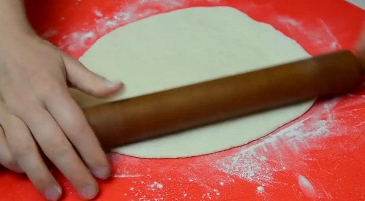 Stendi il secondo pezzo di pasta con un diametro leggermente più piccolo.
