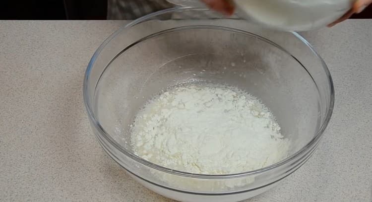 Добавете пресятото брашно към течните съставки.