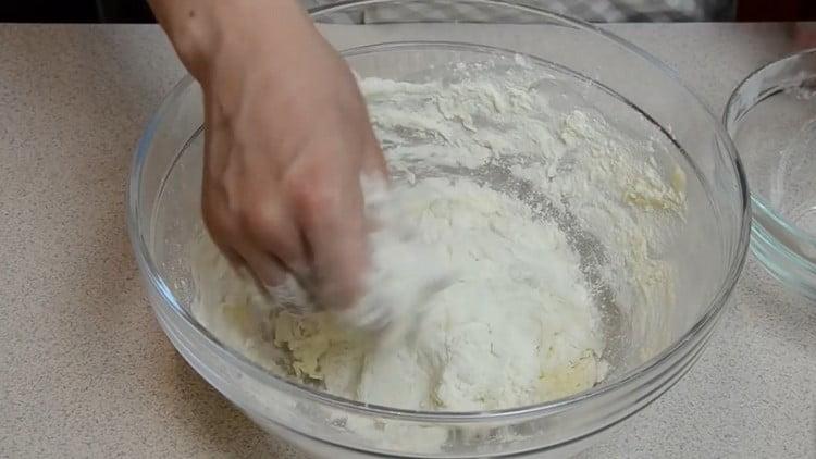 Vaivaa taikina lisäämällä jauhoja tarvittaessa.