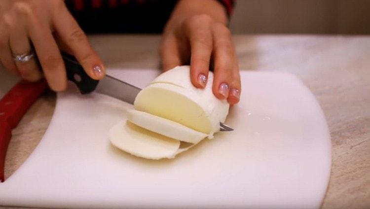 Κόψτε τη μοτσαρέλα σε λεπτές φέτες.