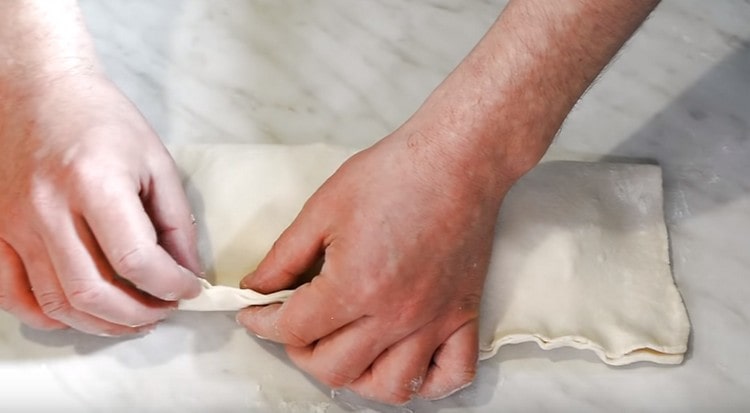 Coprire il ripieno con la seconda metà dell'impasto e pizzicare i bordi.