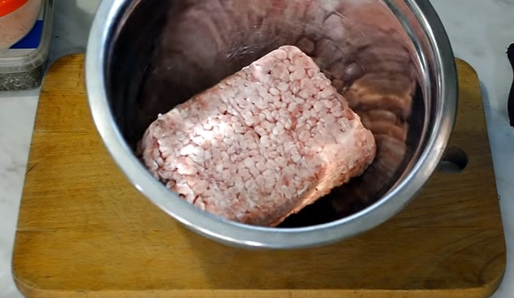 Λαμβάνουμε έτοιμο κρεμμύδι ή περάστε το κρέας μέσω ενός μηχανήματος κοπής κρέατος.