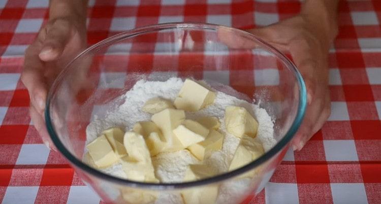 Prošijte mouku do mísy a rozložte kousky studeného másla.