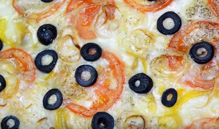 La pizza senza formaggio è pronta.