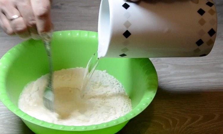 A tészta elkészítéséhez keverje össze a vizet, a lisztet és a sütőport.