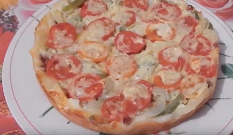 За да сервирате пица, можете да прехвърлите в голямо ястие.
