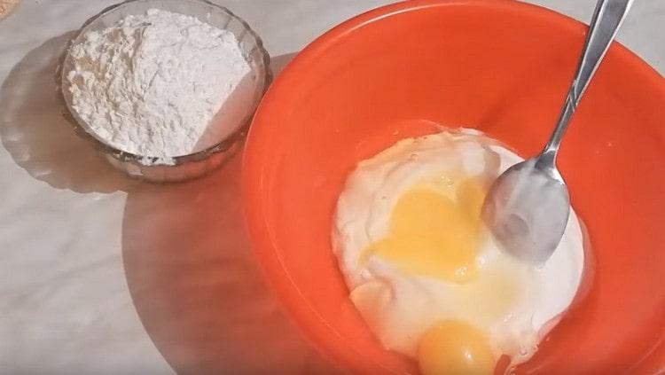 Βάλτε μαγιονέζα και ξινή κρέμα σε ένα μπολ. χτυπήστε τα αυγά σε αυτά.