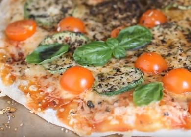 Herkullinen kasvissyöjä pizza kotona: Keitämme reseptin mukaan valokuvalla.
