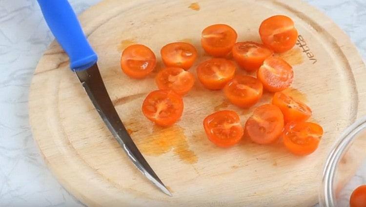 Чери доматите се нарязват наполовина.