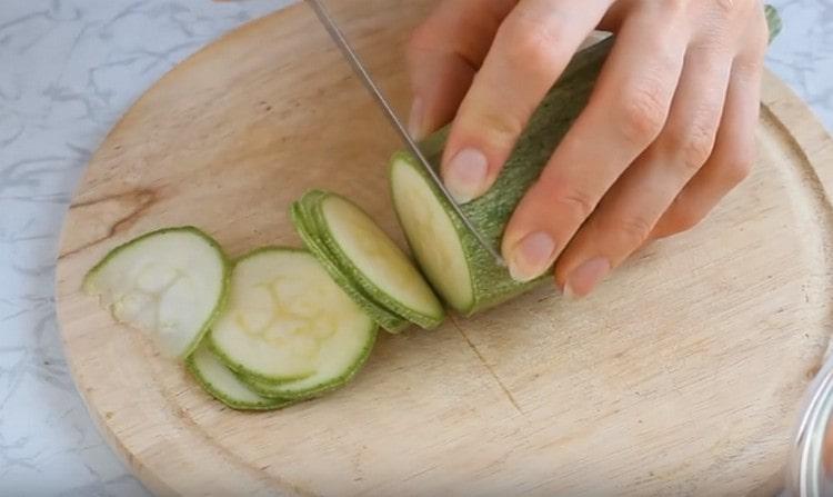 Tagliare le zucchine a fettine sottili.